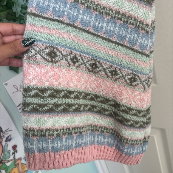 Cozy Multicolor Patterned Sweater - Picture 3 of 3